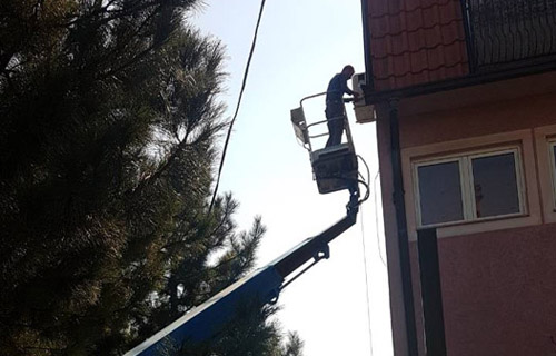 Iznajmljivanje dizalice sa korpom za postavljanje klima uređaja