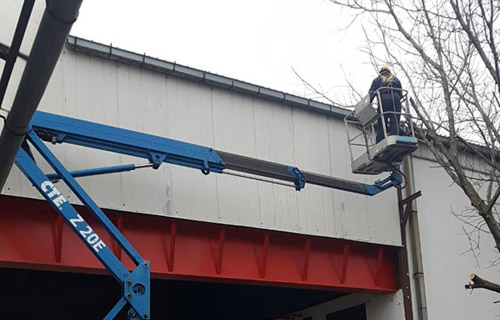 Iznajmljivanje dizalice sa korpom za čišćenje oluka na visokim krovovima